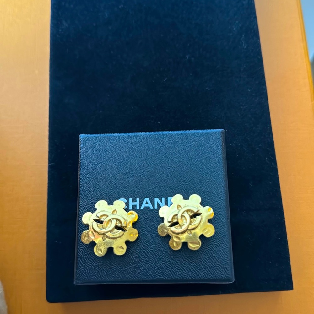 Chanel RARE 24k Gold Plated Clip on Earrings with Box in Excellent Condition - Picture 3 of 8